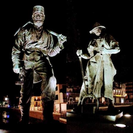 Henner und Frieder von dem Bildhauer Friedrich Reusch by night