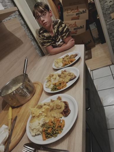 Marlon's Wunschgericht . Schnitzel mit Pü und Erbsen/Möhrchen!😋