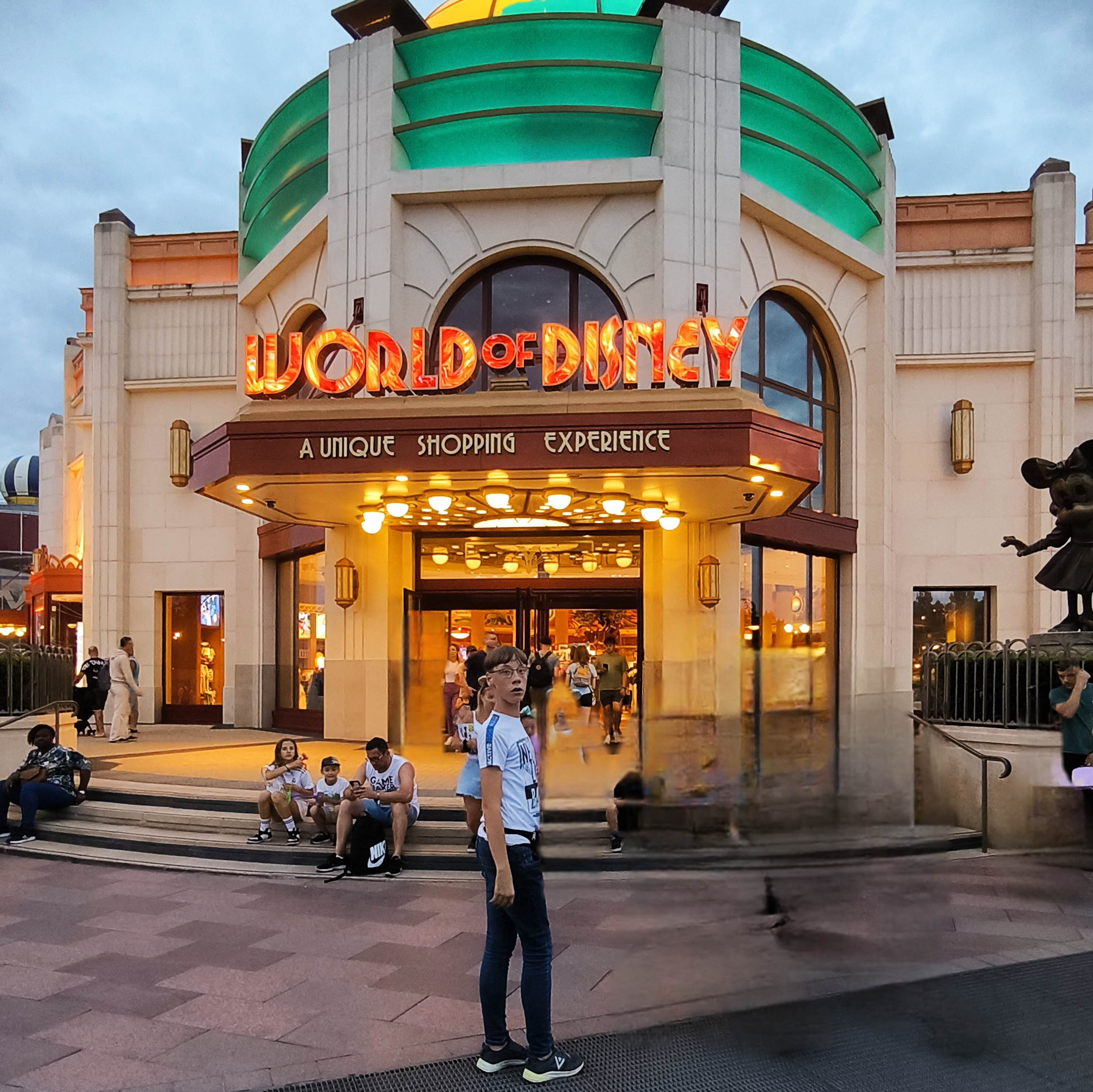 ... aber zuerst noch ein Abstecher zum Souvenir-Shop im Disney-Village🛍️