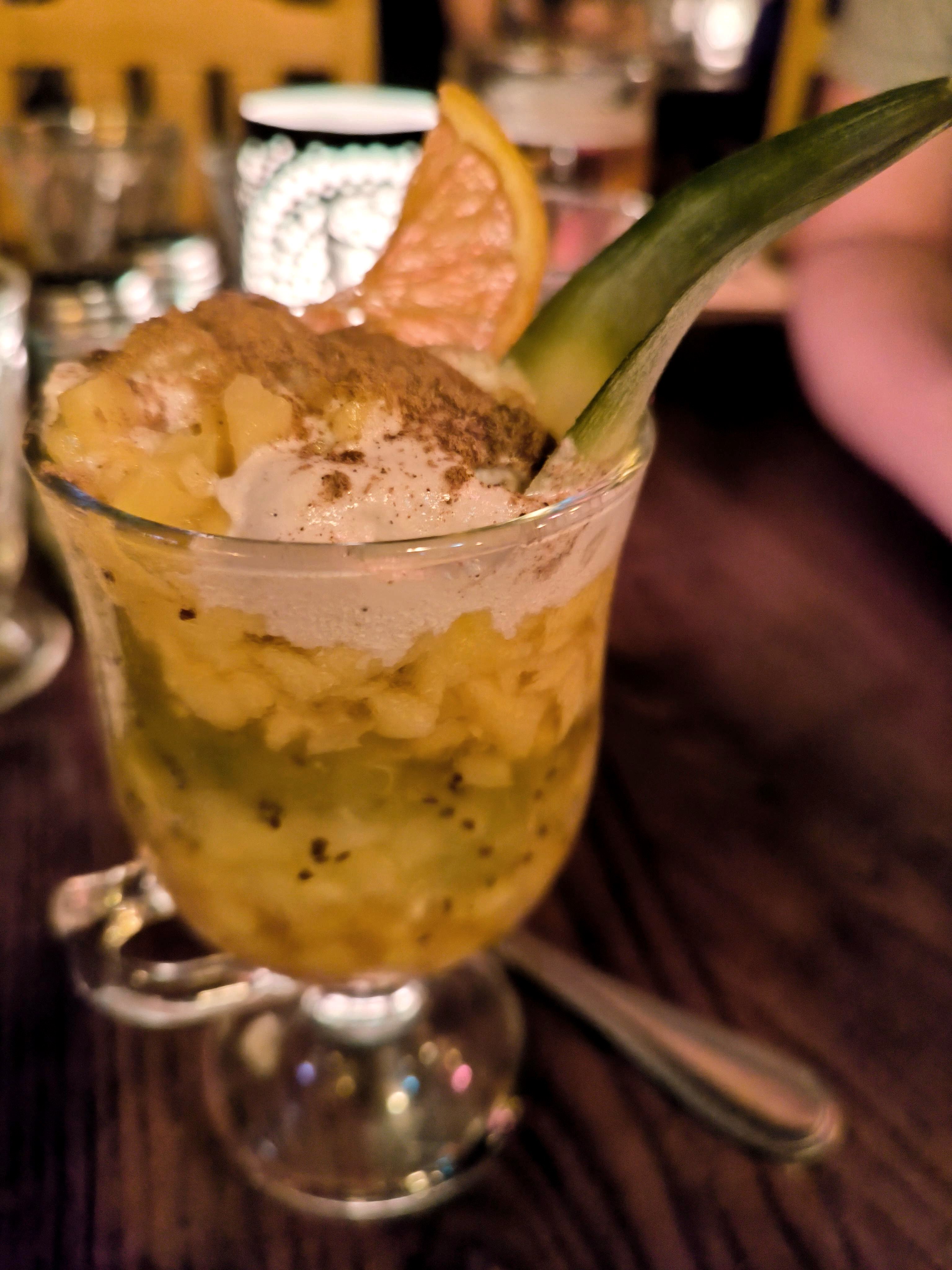 Mein Nachtisch: tropische Früchte als ein Cocktail mit Sahne