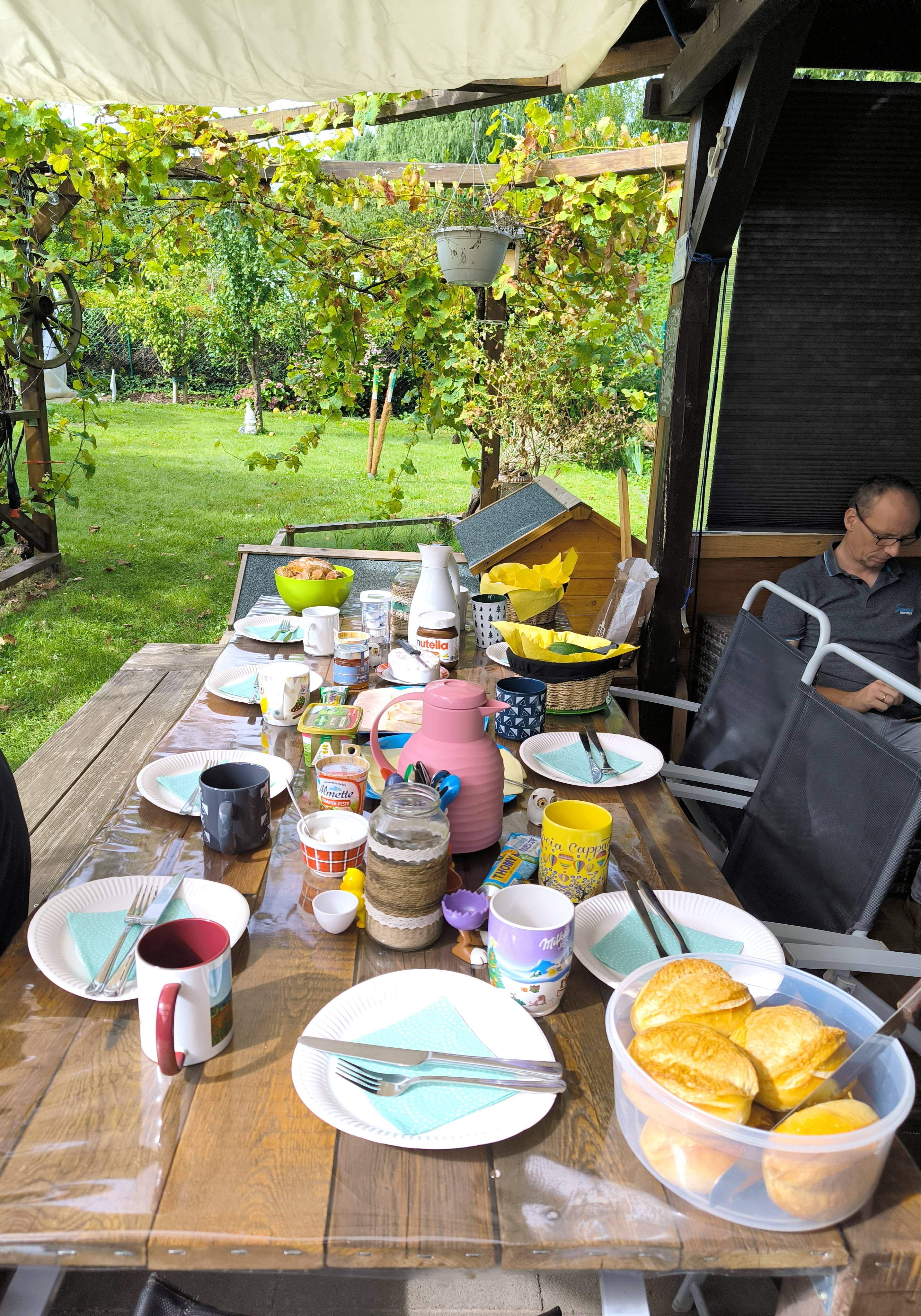 Dann haben wir zum Frühstück eingeladen - Familie Oltmann und Familie Pijowczek. Härtetest für den Tisch.
