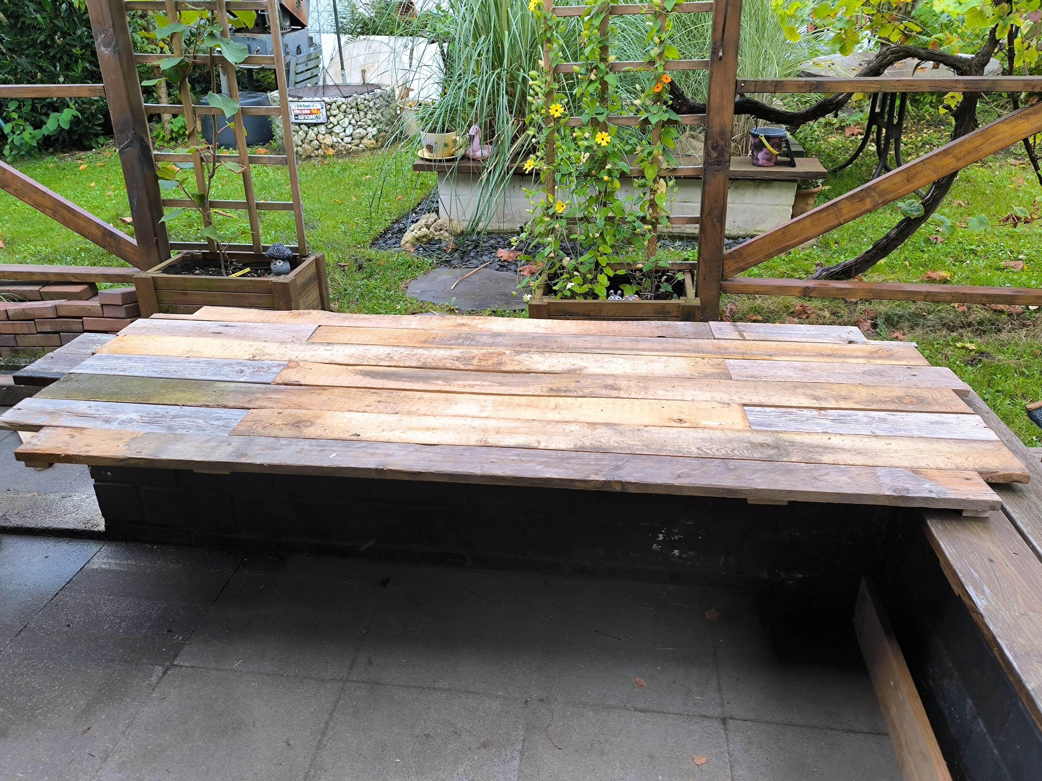 ... aus alten Holzlatten und die Beine von der alten Pergula. Oberfläche abgeschliffen und gestrichen