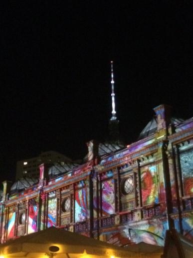 Hackscher Markt by night im Rahmen des Lichterfestivals 2019 - sehr leggeres Essen