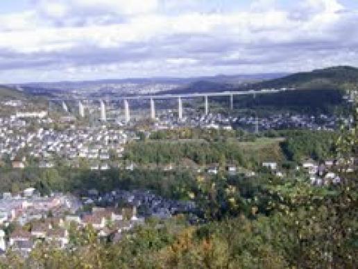 Hüttentalstrasse (Umgehungsstrasse) im Hintergrund 