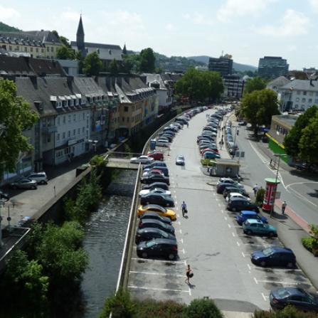 So sah es Jahrzehnte lang aus. Die Siegplatte als großer Parkplatz bevor das Siegufer per Umbau freigelegt wurde. 