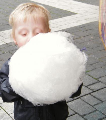 Marlon's erste Zuckerwatte - eine etwas klebrige Angelegenheit! 