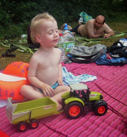 Marlon's Traktor mit Anhänger musste auch mit zum See!