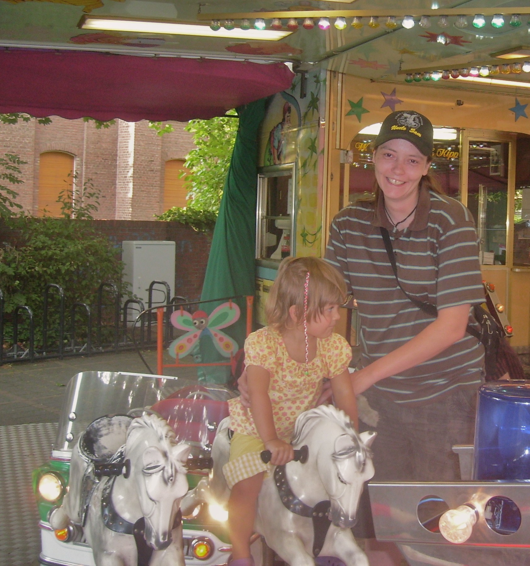 Nicole und Lovis auf'm Karussell 