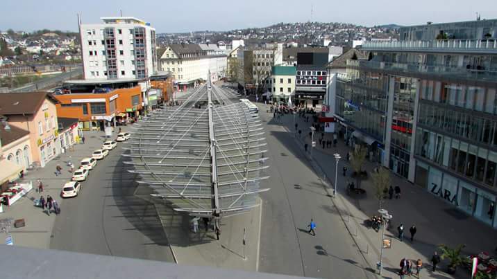 Neuer Bahnhofsvorplatz mit dem Sieg-Carré (Einkaufspassage) rechts
