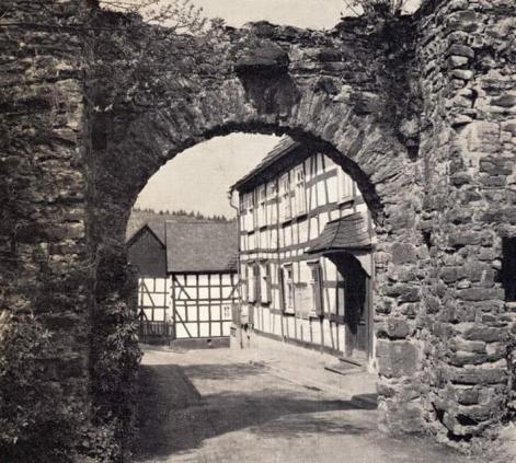An der 'Freusburg'... eine frühmittelalterliche Höhenburg auf einer Bergkuppe hoch über dem Tal der Sieg in Freusburg, einem Stadtteil von Kirchen im Landkreis Altenkirchen (Westerwald) in Rheinland-Pfalz
