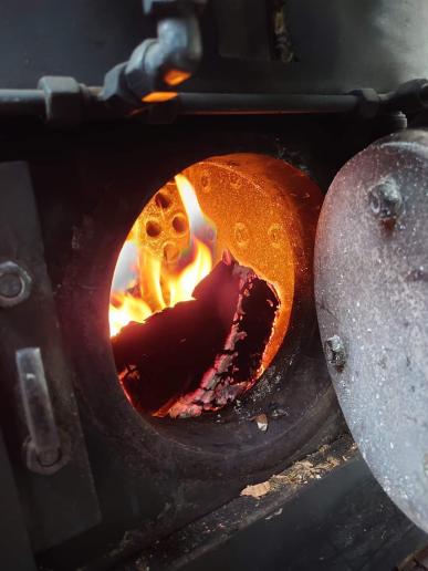 ... mit Holz betrieben im Brennofen