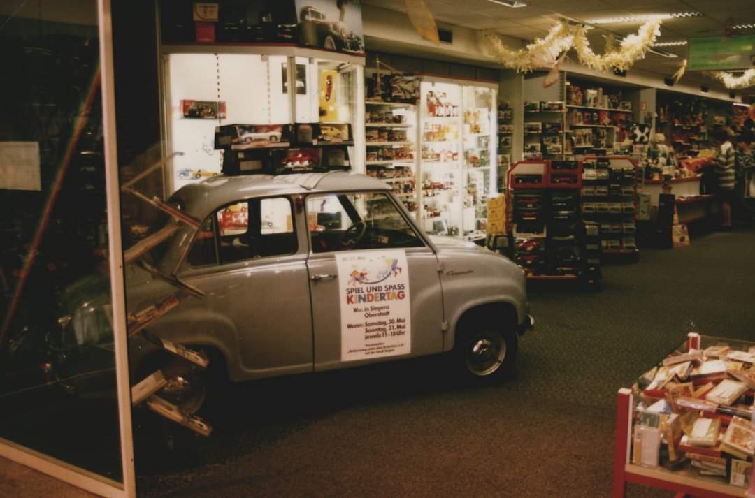 Innen im "Mehr am Markt" mit Dekoration eines Automobils
