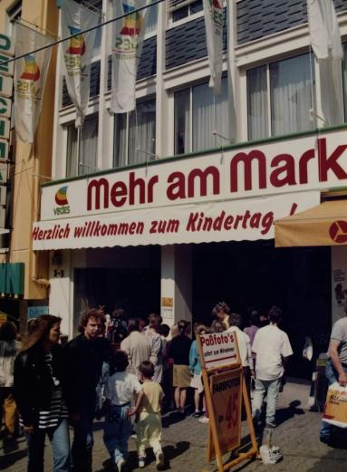 Mein allerallerliebster Spielwarenladen in der Oberstadt damals... Schlümpfe satt!!!