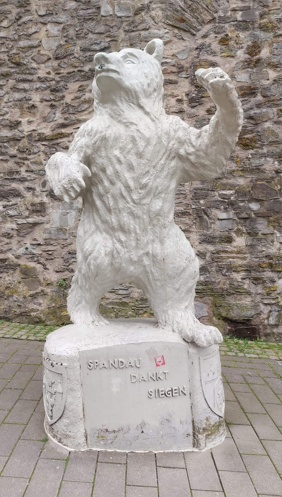 Der Berliner Bär an der Siegener Stadtmauer. Der Berliner Bär erinnert an die freundschaftliche Verbindung zwischen Spandau und dem Siegerland in der Nachkriegszeit. 