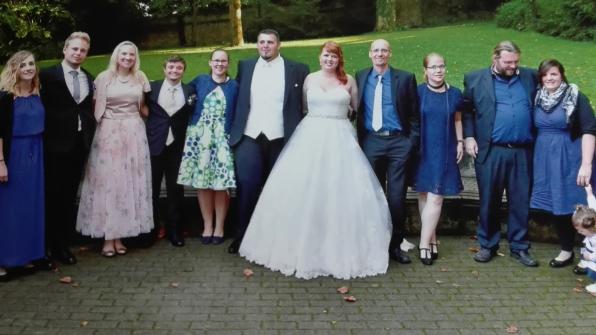 Das "Groschenrudel" auf der Hochzeit: v.l.n.r.  Franzi, Prinzessin, Manuela (spielt nicht), Hanken, Hexe, Bolle, Corinna (spielt nicht), Timo, ich, Olti, Imke (spielt nicht) und klein Ida Lotta. Timmäh und Sunny fehlen.