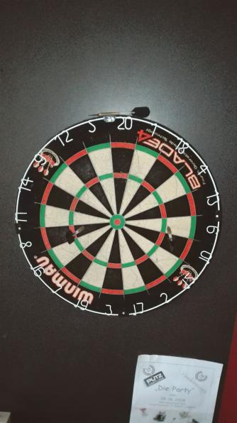 Marlon's Dart landet auf der Scheibe oben auf...