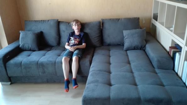 Neue Couch ist da!!!! Marlon ist auch fast zeitgleich von der Schule back...