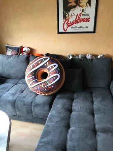 Unser Gewinn-Donut aus unserem Kurzurlaub im Freizeitpark Slagharen (Holland) macht sich auch gut auf der neuen Couch