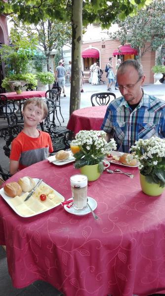 erstes Frühstück im Phantasialand