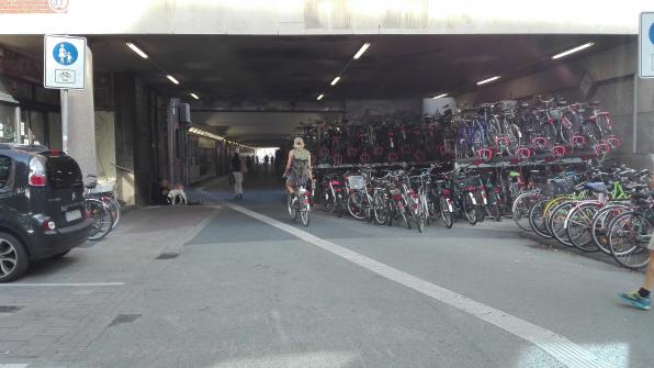 Ein Fahrradtunnel mit geparkten Fahrrädern