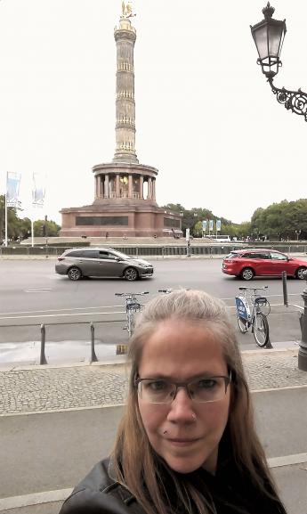 vor dem Kreisverkehr um die SIEGESSÄULE herum