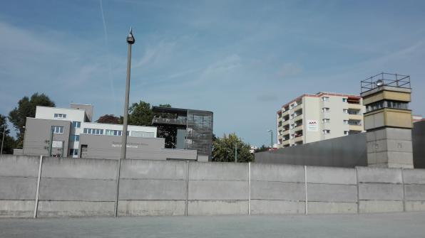 Rekunstruktion der Mauer mit Wachturm