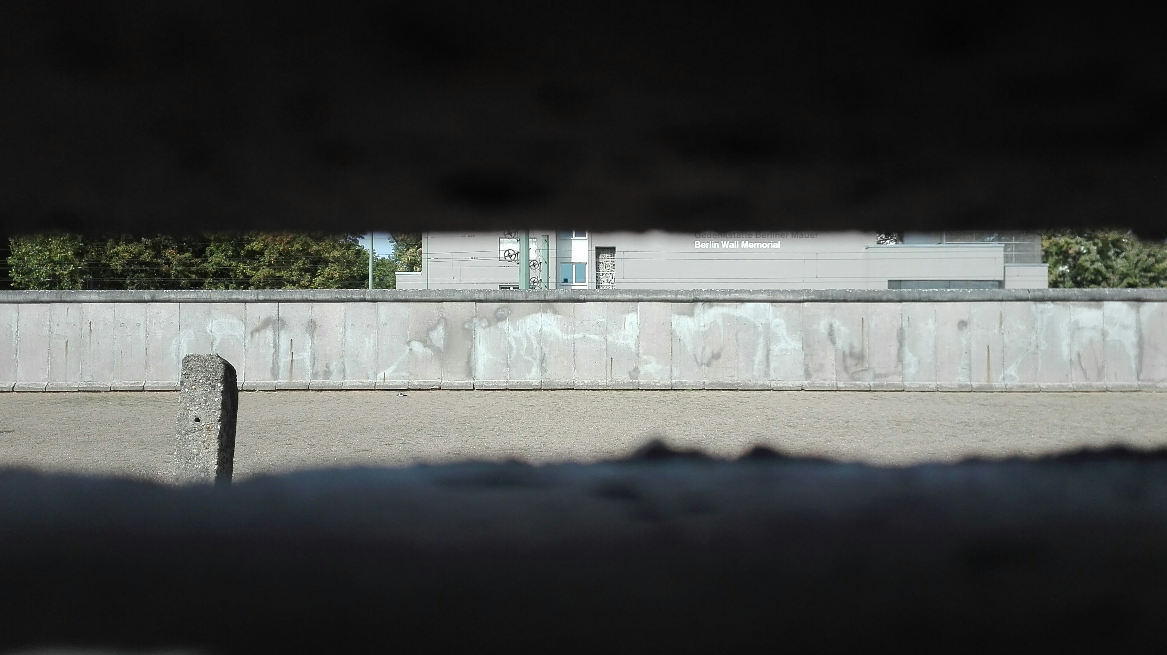 Sehschlitz durch die Mauer durch