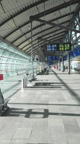 Übergang zur Bahnstation am Flughafen