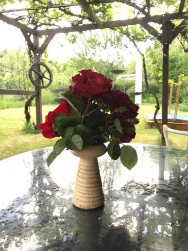 Rosen als Deko auf dem Tisch