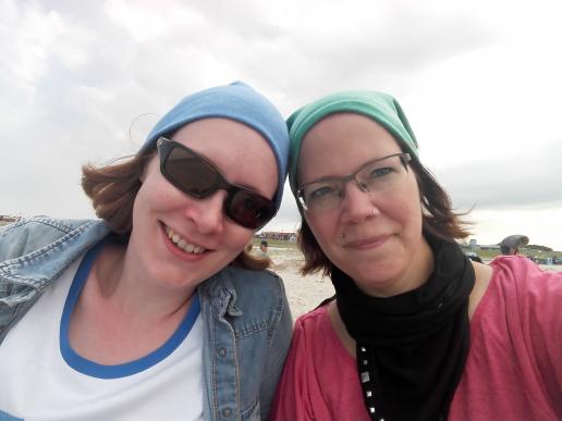 Linda u. ich mit unseren neuen Beanies