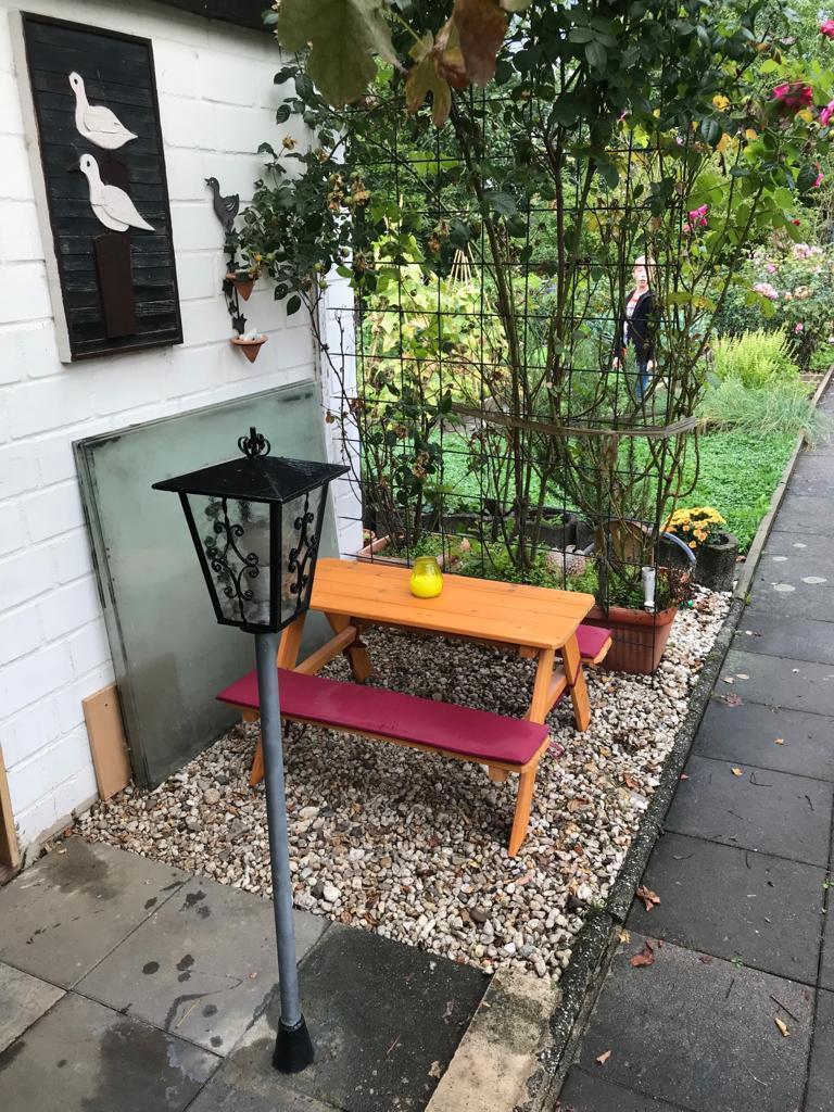 Außerdem haben wir nach  Ausmistung von Marlon's Zimmer nun auch eine Sitzgarnitur für unsere kleinen Gäste im Garten