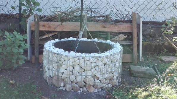 Timo hat einen Holzvorratsbau am Grill gebaut.