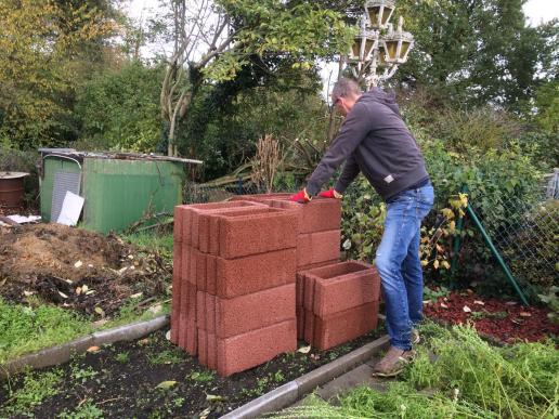 Alle "Hochbeetsteinchen" mit der Sackkarre in den Garten geschafft.