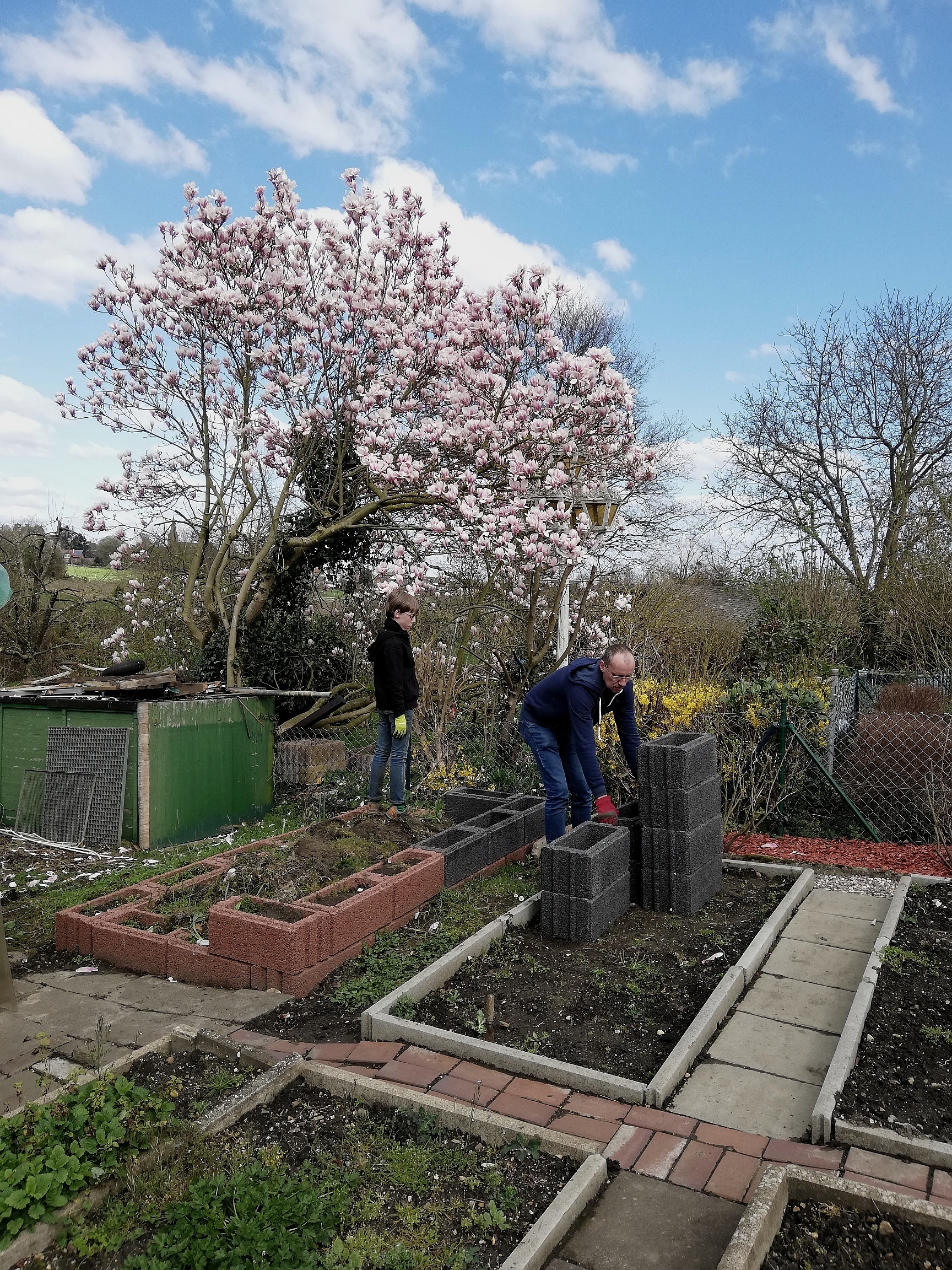 Zweite Etage Hochbeet in the making! Es gab leider nur noch andrazitfarbene Steine. 21.03.2020