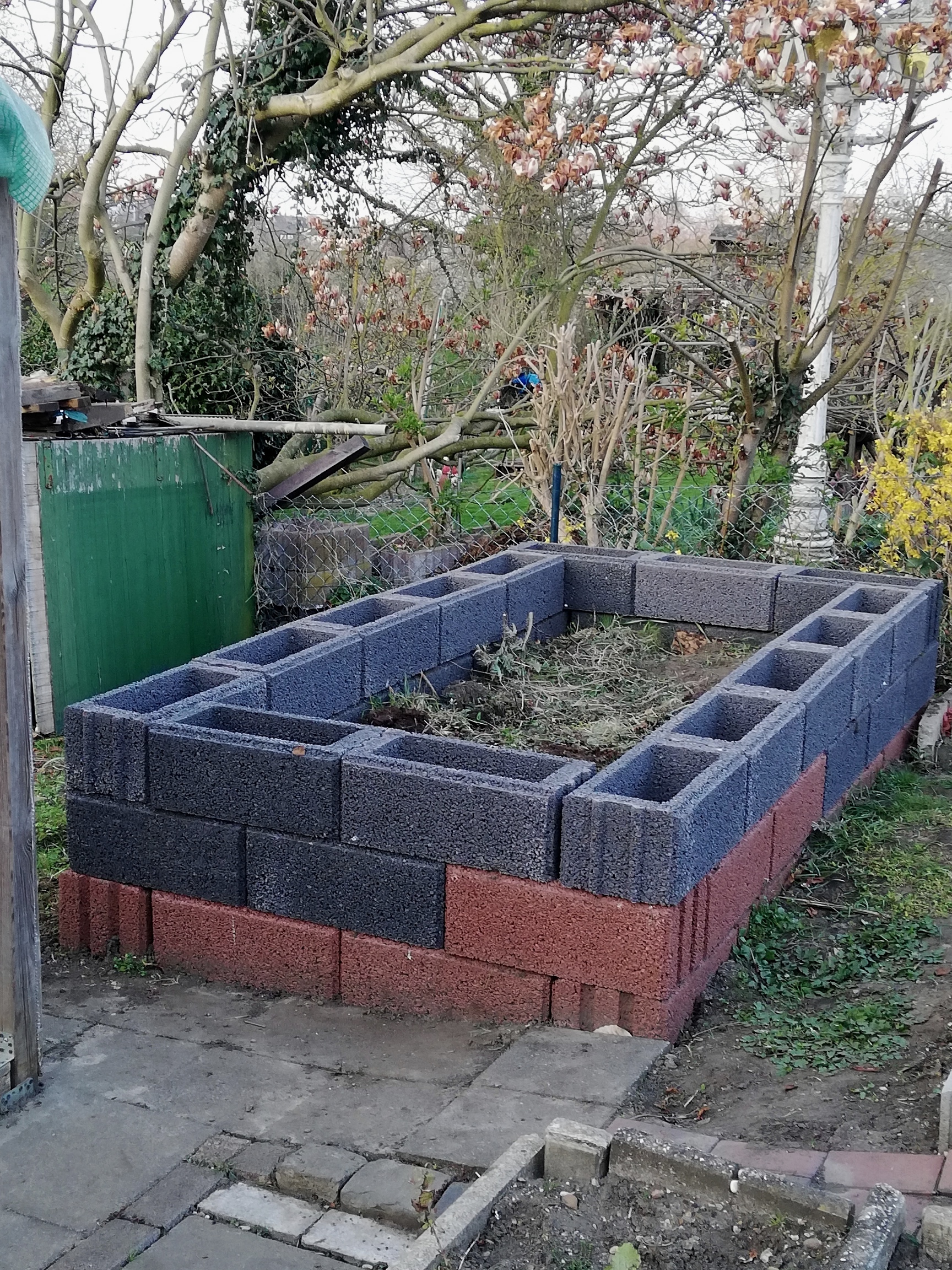 Ready! Das Hochbeet ist fertig! Jetzt fehlt nur noch etwas Füllstoff für's Hochbeet...  27.03.2020