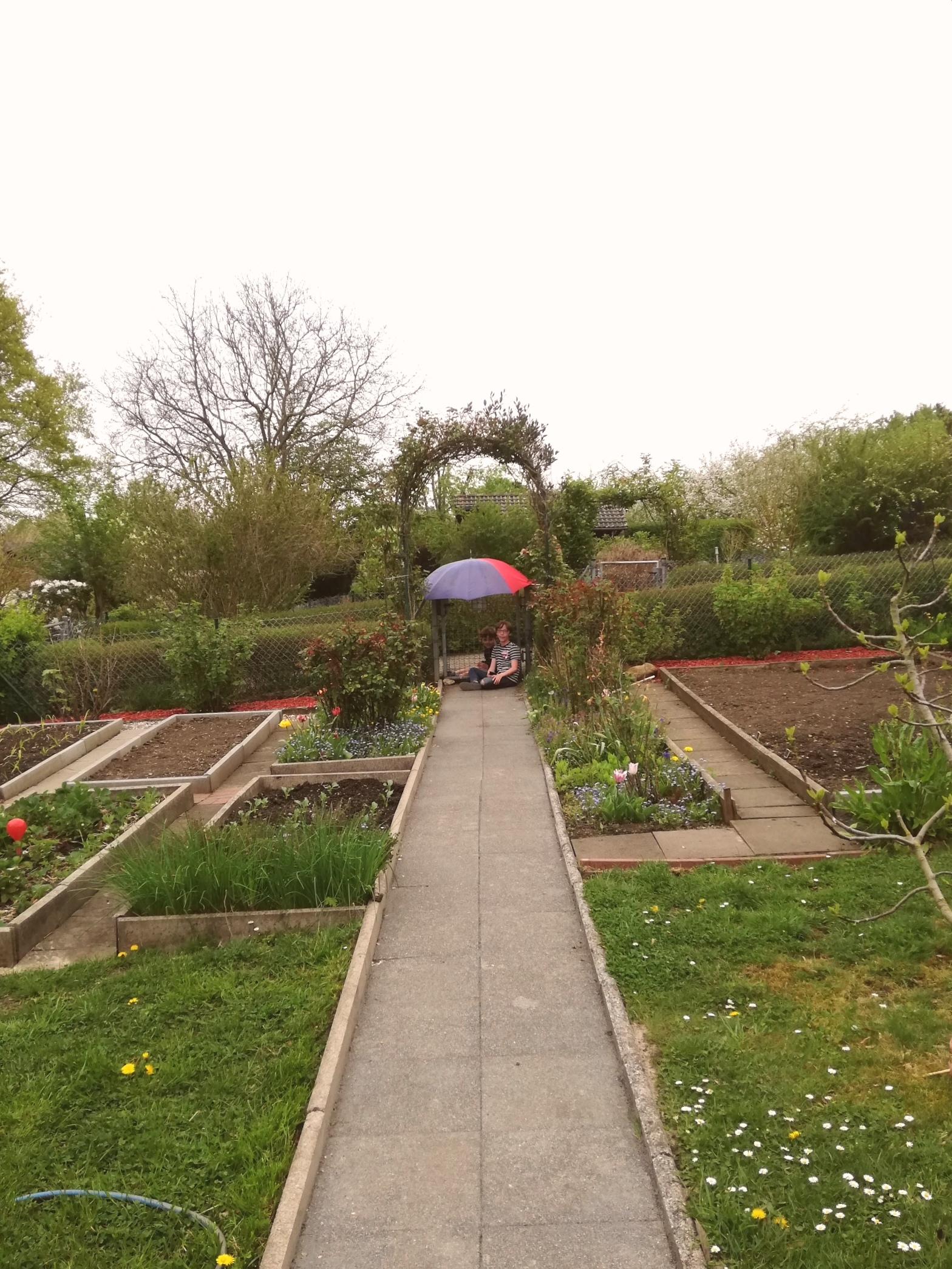 Heute Kommunikation durch das Gartentörchen mit Regenschirm