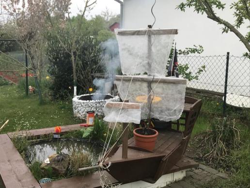 Piratenschiff wieder auf Vordermann gebracht! Grill wurde schon angeschmissen...