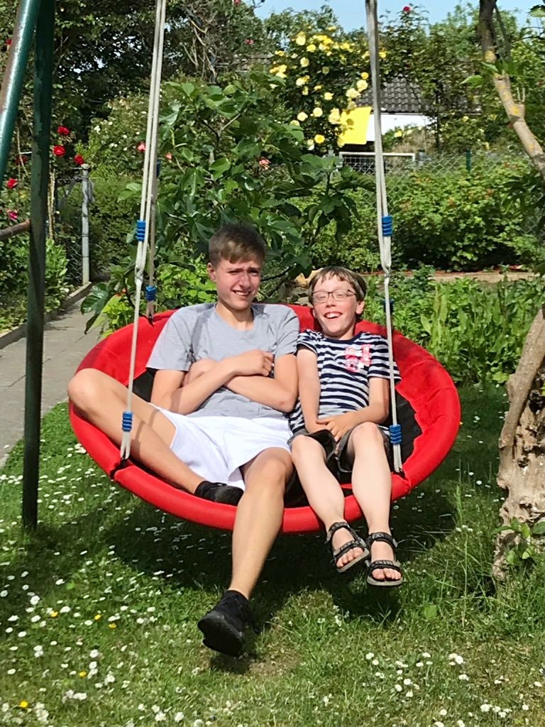 Besuch aus Bergisch Gladbach... Marlon's Cousin Max und Marlon in der Nestschaukel. 21.05.2020