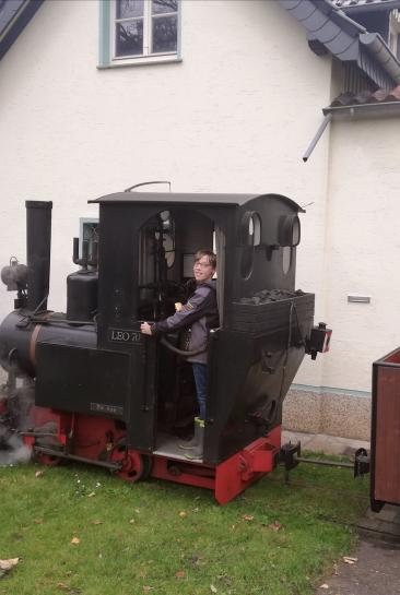 Marlon durfte im Lokhäuschen mitfahren