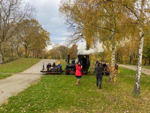 Empfangen wurden die Kids schon auf dem Parkplatz am anderen Ende der Zugfahrt. 