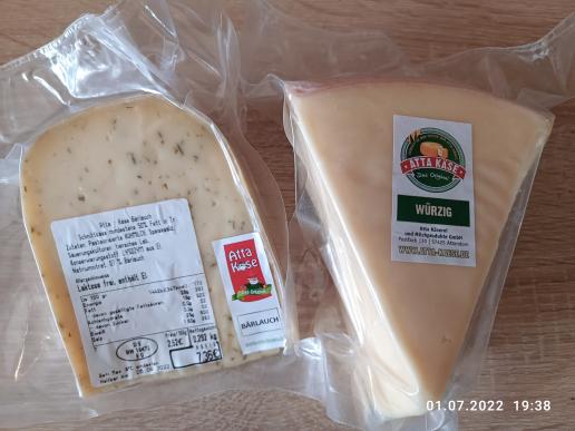 unser gekaufter Atta Käse - einmal würzig und einmal mit Bärlauch