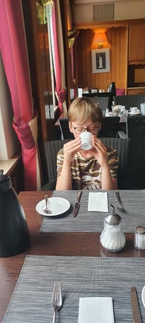Es ist der Tag X gekommen - Marlon hat den Kaffee für sich entdeckt. Mit Milch und Zucker.☕😋