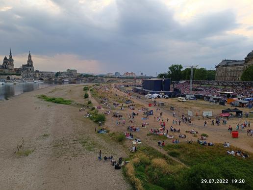 Bin ja Freitags abends angekommen und das Freitag-Konzert von der Brücke aus entdeckt