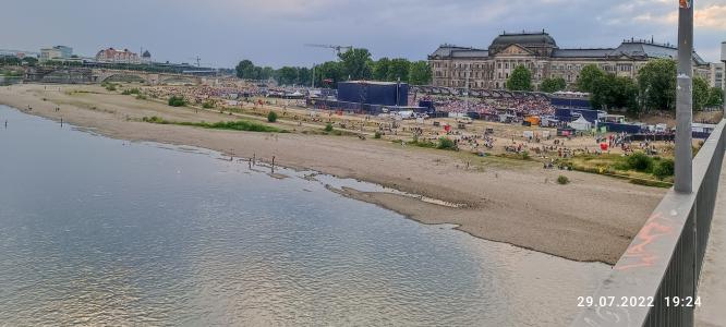 Bin ja Freitags abends angekommen und das Freitag-Konzert von der Brücke aus entdeckt