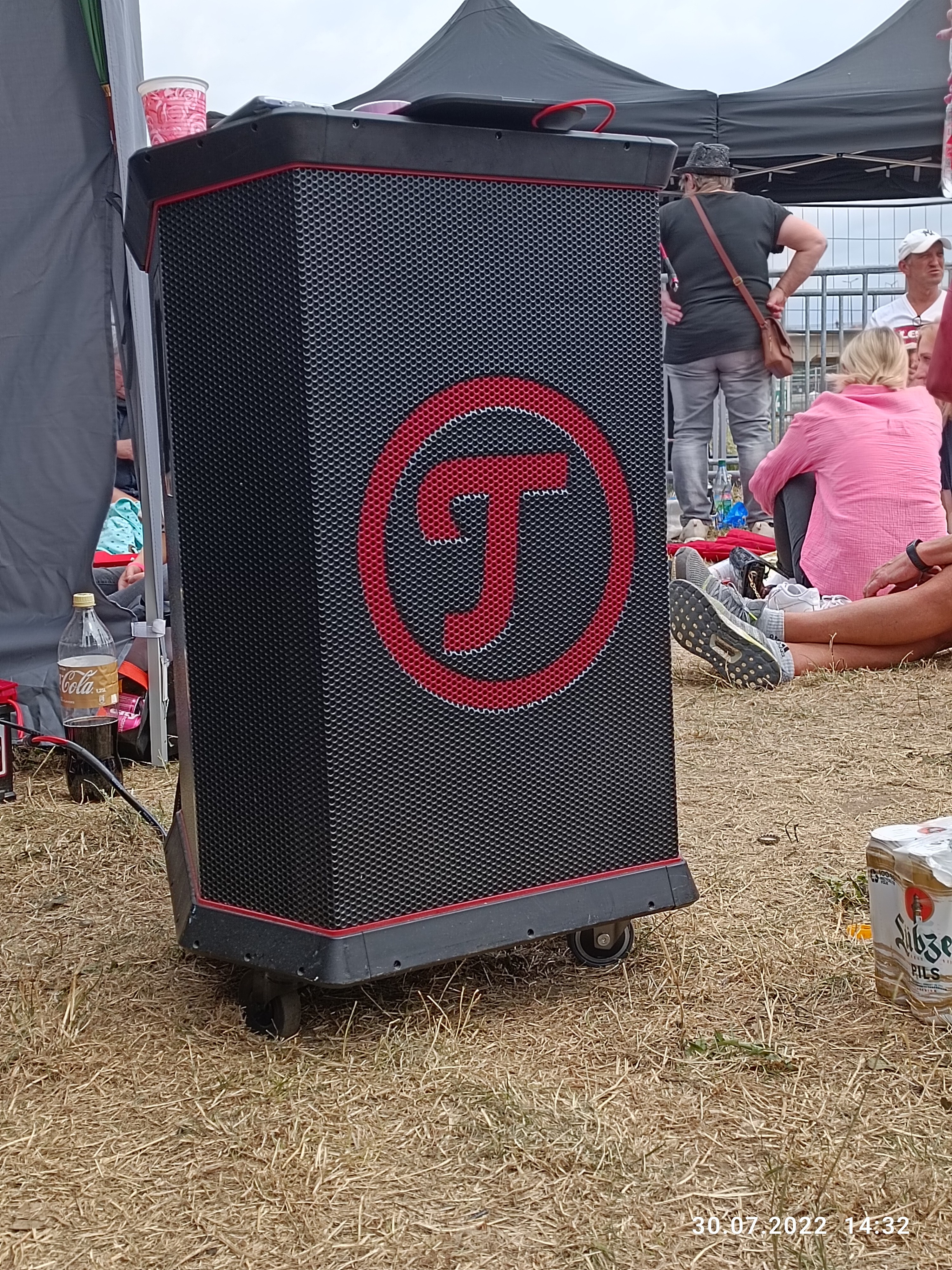 die ganze Zeit bis zum Einlass lief RK aus dieser Box 