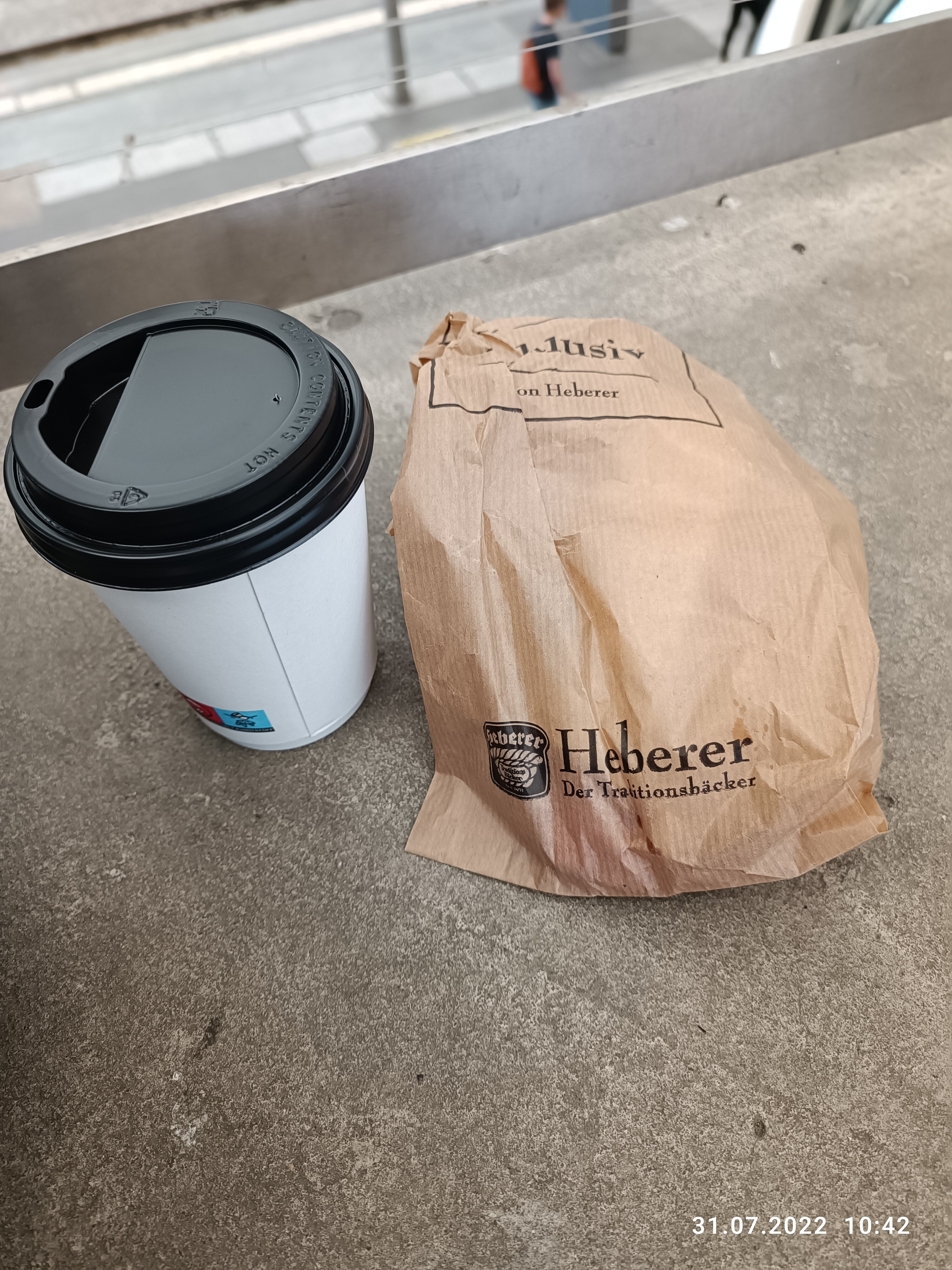 Gefechtsfrühstück am Bahnhof Dresden am Sonntag morgen nach Hause