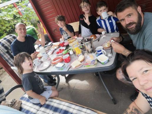 Frühstück bei Familie Ihde nach einer Zeltnacht💚