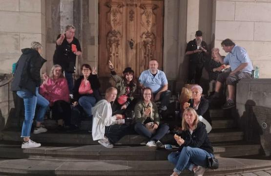 Nochmal ein schönes Beisammensein auf der "stillen Treppe" von der Frauenkirche mit McDoof-Essen🍔 nach dem Konzert 🥰