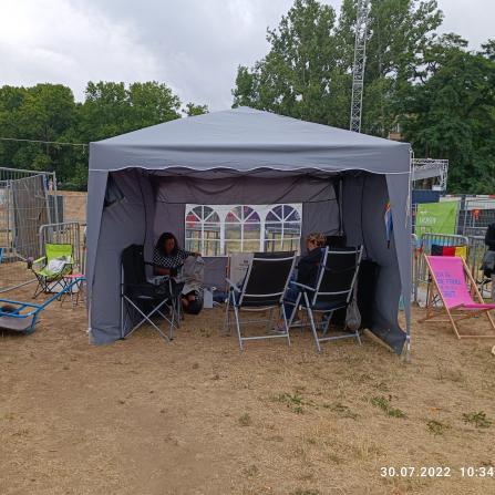 Ganz bekloppte Fans haben schon um 4Uhr morgens die Zelte vor dem Gate aufgeschlagen