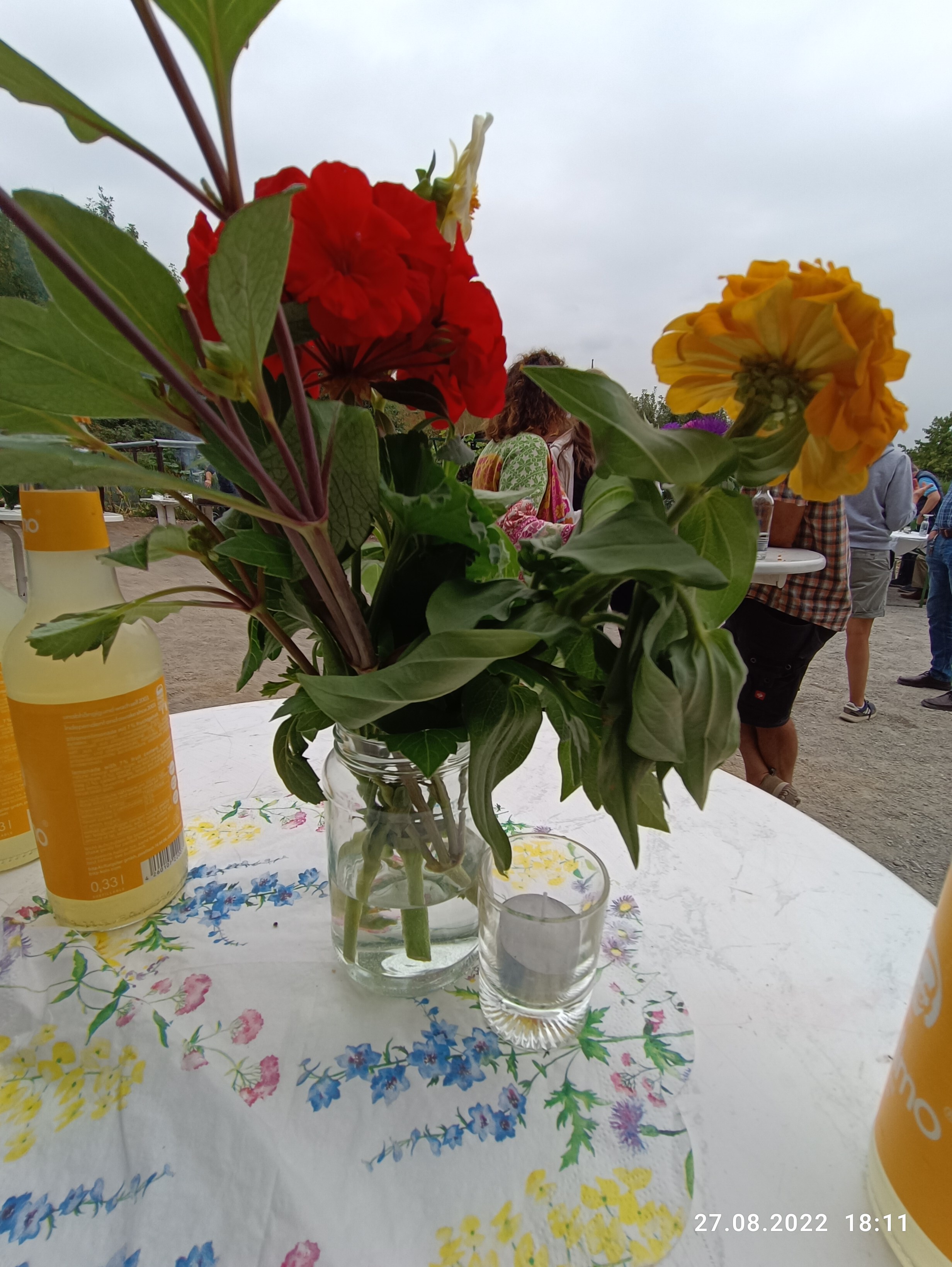 Blumendeko auf allen Tischen